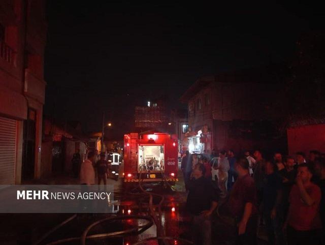 مومنی: آتشسوزی مهیب کارگاه چوب در جاده جیرده رشت مهار شد