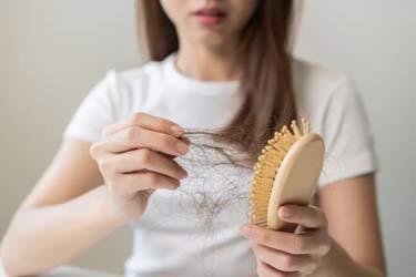 ریزش چند تار مو در روز طبیعی است؟