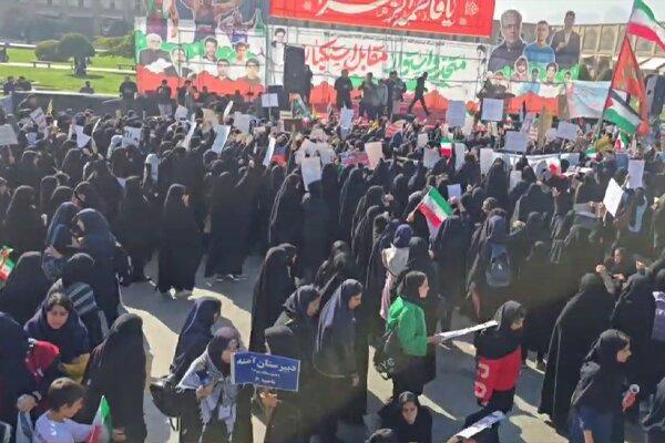 فریاد مرگ بر آمریکا و مرگ بر اسرائیل در میدان نقش جهان