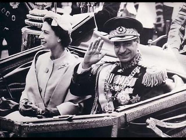 محمدرضا پهلوی و ملکه الیزابت در خانه اپرا (عکس)