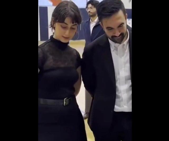 تصاویر کمتر دیده شده از ممدانی در آغوش مادر و پدر و همسرش + ویدئو | بوسه مادر ممدانی بر دستان پسر بعد از پیروزی در انتخابات