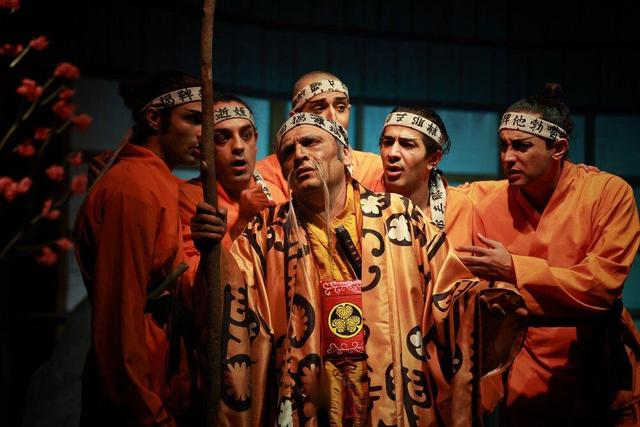 معبدی که قوانینش رها میشود؛ به فکر فرو رفتن تماشاگر در عین خندیدن