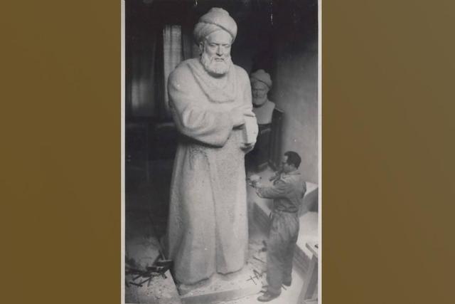 استاد ابوالحسن صدیقی در حال کار بر روی تندیس ابن سینا