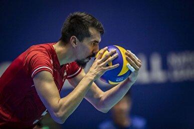 آخرین بدرقه صابر کاظمی با اشک و اندوه؛ فرهاد قائمی در آغوش پدر قهرمان فقید