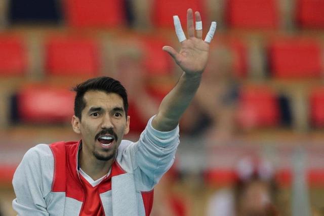 جستجوی بوی فرزند در رفیق او | اشکهای بیامان پدر صابر کاظمی و فرهاد قائمی در آغوش یکدیگر + ویدئو