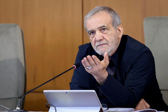 پزشکیان: اصلاح امور کار سادهای نیست برخی به خاطر منافع شخصی مانعتراشی میکنند