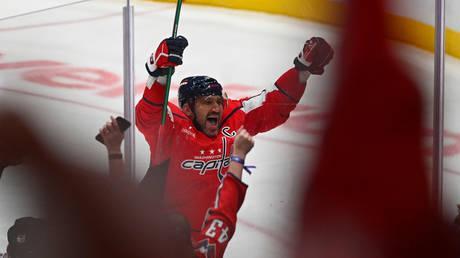 Goalie tries to ‘steal’ Ovechkin’s record 900th puck (VIDEO)