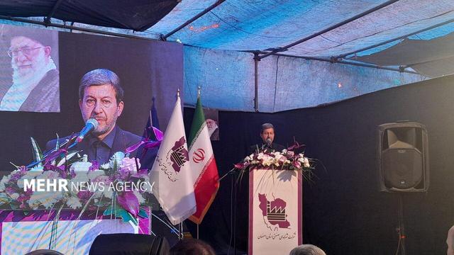 استاندار اصفهان: با اتحاد و مقاومت از شرایط سخت عبور میکنیم