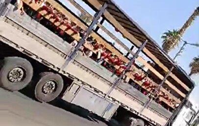 اقدام عجیب بک مدرسه در جهرم/ انتقال دانشآموزان با کامیون+ تصویر