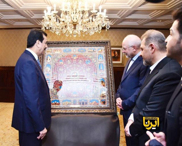 هدیه خاص و نفیس قالیباف به رئیس مجلس سنای پاکستان + عکس