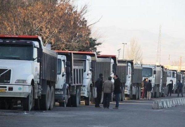 معطلی کامیونهای ایران پشت مرزها/ مشکل صادرات چیست؟