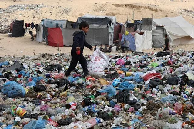انبوه زباله و فاضلاب، مشکل بزرگ غزه / شیوع بیماری های تنفسی و پوستی / زندگی کنار تپه های اشغال (+عکس)