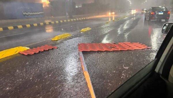 افتادن مرد موتورسوار بر اثر شدت طوفان! | ویدئو