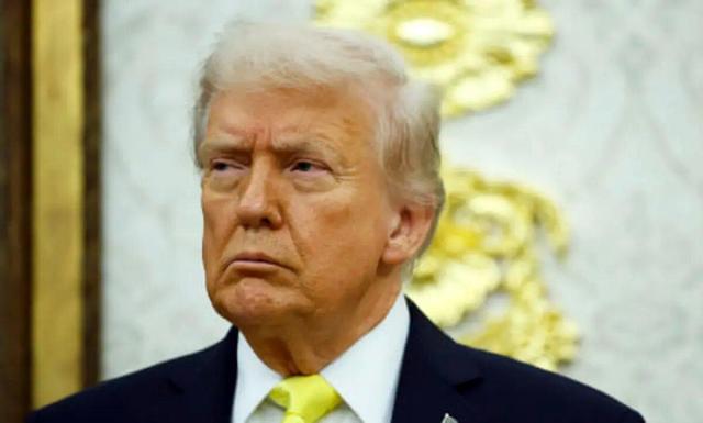 ترامپ در دفتر بیضی کاخ سفید به خواب رفت! | تصاویر