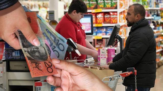 چشم انداز منفی اقتصاد آمریکا؛ اعتماد مصرف کنندگان کاهش یافت