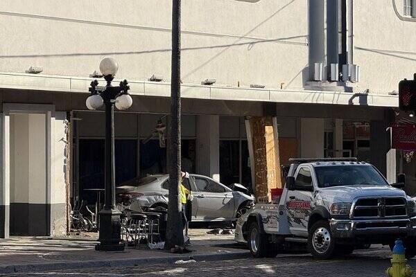 ورود خودرو به یک مغازه در فلوریدا؛ ۱۱ نفر کشته و ۴ تن زخمی شدند