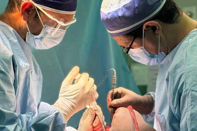 خروج موفق تومور مغزی ۱۲۰ گرمی توسط جراح مغز و اعصاب بیمارستان بهلول