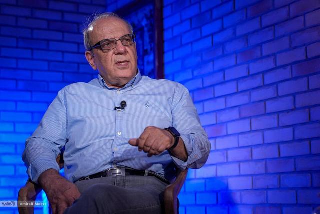 عباس عبدی: بازداشت اساتید نه اقتدار میآورد و نه اعتماد/ این اقدام سیستم تعبیر «ترس از سایه خود» است/ دانشگاه باید محل نقد و گفتوگو بماند