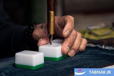 عکس: پایان یک دوره: حکاکی دستی مهرههای ماژونگ در آستانه انقراض