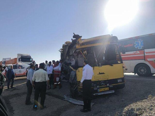 تصادف در مسیر ایرانشهر - سرباز؛ برخورد اتوبوس با خاور یک کشته و ۱۱ مجروح بر جا گذاشت