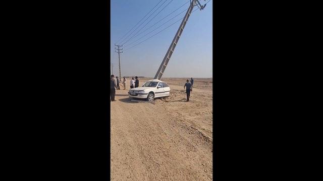 ویدیویی از تصادف شدید پژو پارس با تیر برق را ببینید