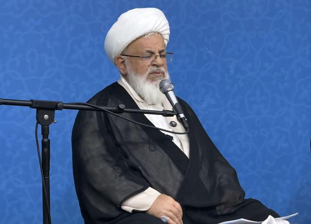 امام جمعه یزد: تبیین واقعیتها رسالت اصلی خبرنگاران است