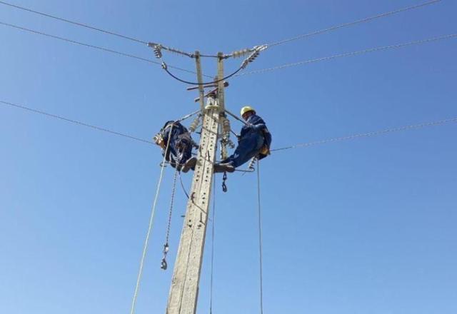 برقرسانی و اصلاح شبکه برق ۱۰ روستای مسجدسلیمان آغاز شد