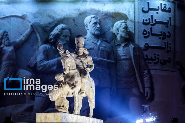 استاد دانشگاه: مجسمه میدان انقلاب تهران باید اصلاح شود