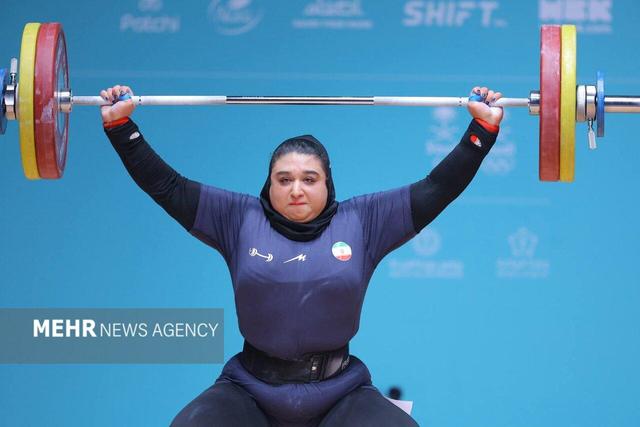 عنوان چهارمی صفاوردی در یک ضرب وزنه برداری بانوان