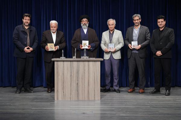 رونمایی از کتابهای «سفری به سفرنامهها» و «خورشید از نزدیک»