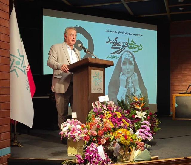 کاکاوند: بخشی از غزلهای امروز، بیش از اندیشه، به دلبری زبانی گرایش دارد