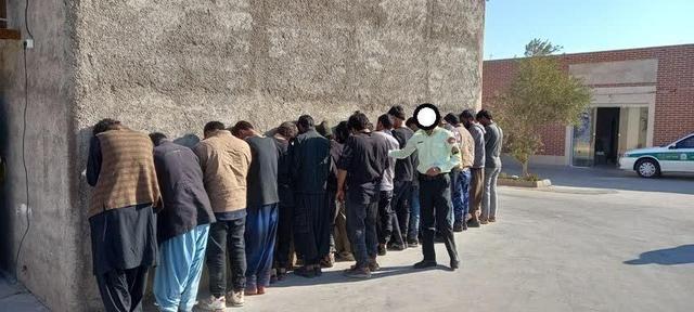 توقیف خودرو ون با 17 تبعه بیگانه