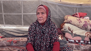 زن نابینایی که در میان ویرانههای غزه، نان و امید میپزد