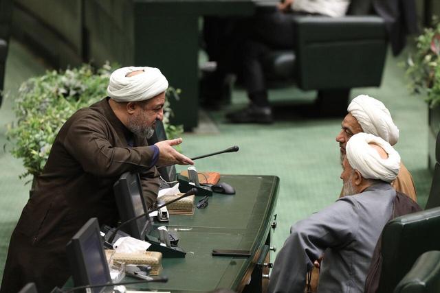 رسایی،سرشاخ با اشخاص یا بازیکن یارکوب برای دولتیها/ پشت پرده حملات نماینده سوپرانقلابی به معاون اول دولت/ در لیست رسایی بعد از ظریف نوبت عارف شده؟