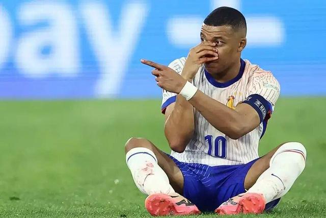 امباپه بعد از رسیدن به رکورد ۴۰۰ گل در فوتبال: رونالدو ۹۵۰تا گل زده، مسی ۹۰۰ تا!