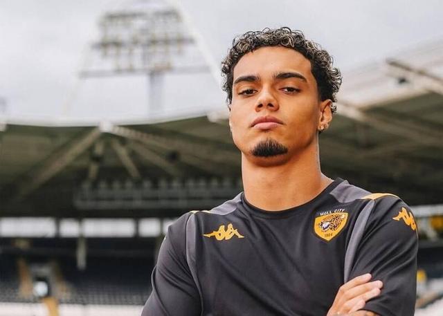 پسر رونالدینیو از زیر سایه پدر جدا میشود