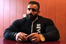 تصویر رهبر انقلاب روی صفحه نمایش موبایل هادی چوپان (فیلم)