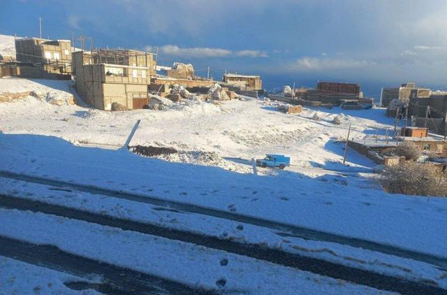 بارش اولین برف پاییزی در مسیر لیقوان به تبریز