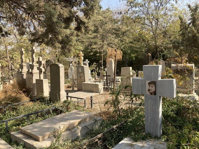 نگهبان گورهای تاریخی تهران