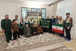 اهدای پرچم جلسات خانگی قرآن به خانواده شهید «امیرحسین طولابی»