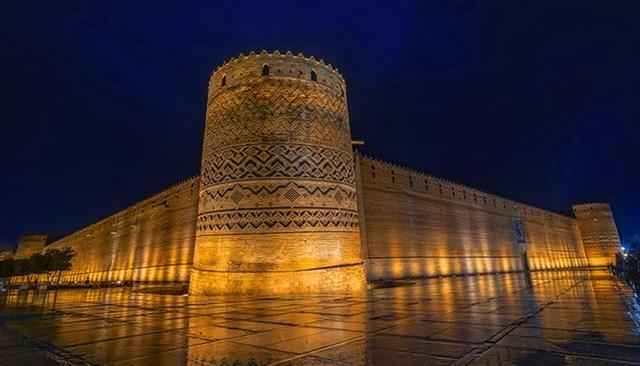 تصویر جالبی از شمشیر کریمخان زند در موزه پارس شیراز