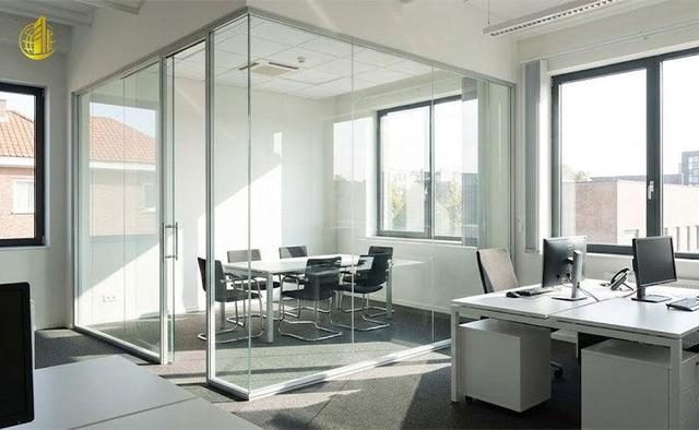 پارتیشن شیشهای برای دفتر کار کوچک؛ بهترین مدلها با کمترین هزینه