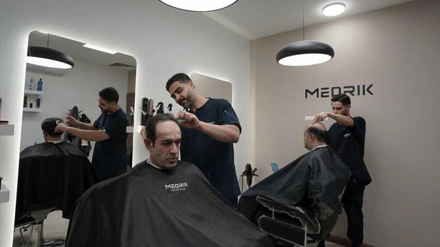 کلینیک پروتز مو مدریک | بازگشت موها با ظاهری طبیعی