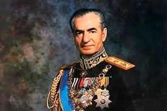 محمدرضا پهلوی در حال تماشای آلبوم عکس؛ سال 1337(عکس)