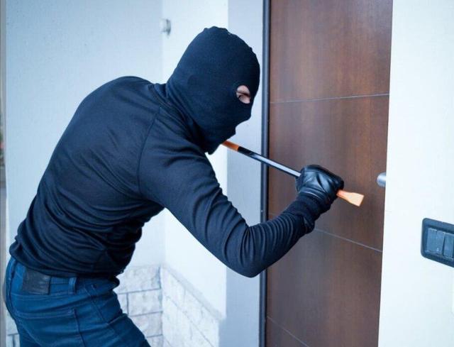یک سارق حرفهای با ۸۵ شاه کلید، ۳۰ منزل را تخلیه کرد!