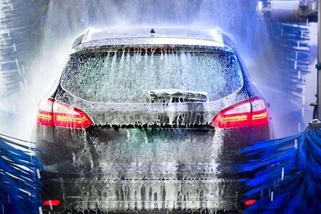 امانی، عضو شورای شهر: شائبه فروش آب فضای سبز توسط برخی پیمانکاران به کارواشها/ این موضوع فوراً بررسی شود