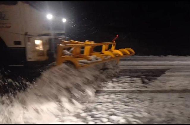 بارش سنگین برف در گردنه خان؛ تردد فقط با زنجیرچرخ