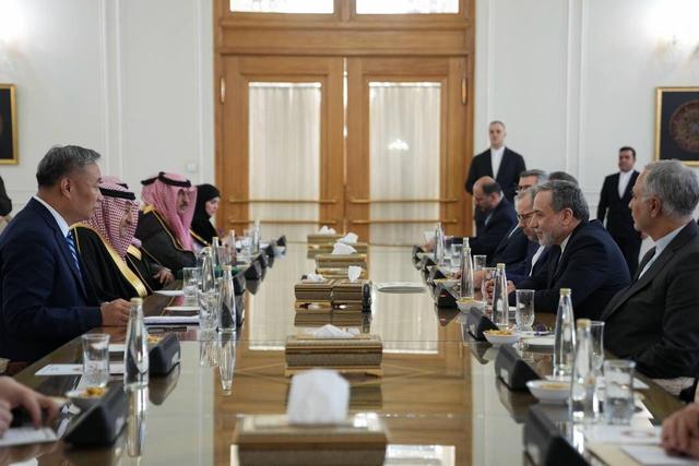 دیدار قائممقام وزیر امور خارجه عربستان سعودی و معاون وزیر امور خارجه چین با عراقچی