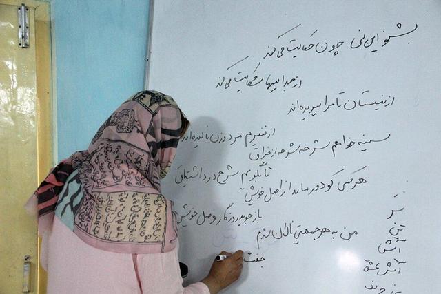 زبان فارسی با شیوههای نوین در کلاسی به وسعت جهان تدریس میشود