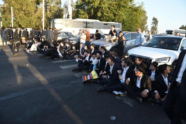 ماشین از روی معترضان خیابانی به سربازی اجباری رد شد! +ویدیو